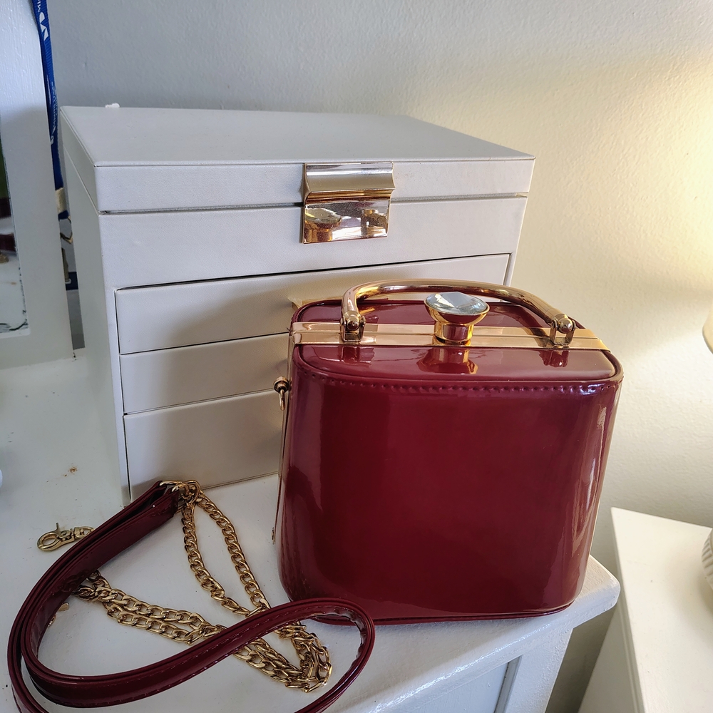 Elegant Red Box Clutch with Gold Accents - Picture 11 of 15
